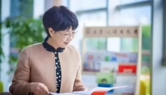 呂帆：研究顯示，孩子在閱讀電子產(chǎn)品時(shí)，用眼距離最近