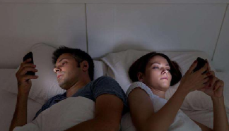 別再長時間盯著手機了，當心眼睛被透支！